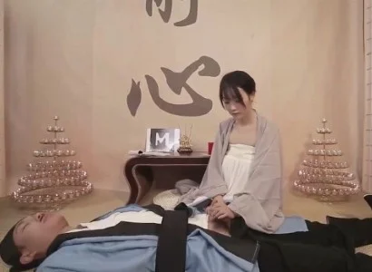 Nàng nữ tu ở bên vị đạo sĩ bị thương