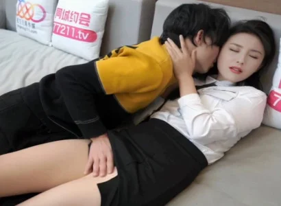 Cô thư ký xinh đẹp lén chiều sếp để đổi lấy tiền