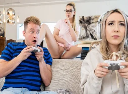 thiếu nữ mải chơi game lúc nào cũng thế nên bị bạn thân cướp người yêu