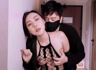 Người phụ nữ bán thân cho sếp để trả các khoản nợ cho chồng