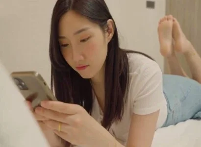 Bà xã tằng tịu với anh nhân viên giao hàng