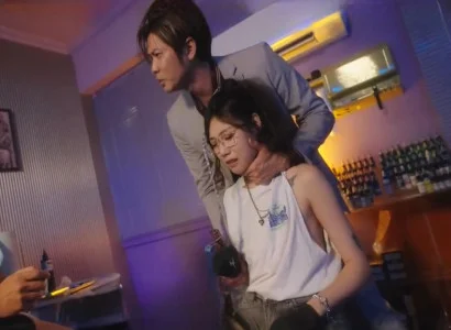 Cô gái chủ tiệm bị phang bởi đám đông